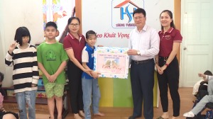  Lãnh đạo thành phố thăm hỏi, tặng quà người khuyết tật