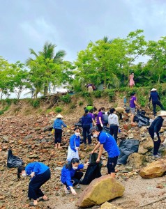 Huy động sức mạnh từ người dân cùng tham gia làm vệ sinh môi trường