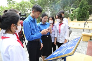 Bàn giao khu vui chơi cho thanh thiếu nhi phường Hà Khẩu và gắn mã QR code địa chỉ đỏ 