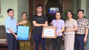 Lãnh đạo thành phố thăm, tặng quà nạn nhân tai nạn lao động