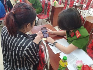 Phường Hà Khánh tăng cường hướng dẫn đăng ký, kích hoạt tài khoản định danh điện tử và cài đặt ứng dụng VneID cho người dân