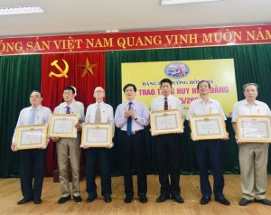 Thành uỷ Hạ Long trao Huy hiệu Đảng đợt 19/5