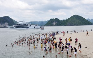 Rộng mở cơ hội tắm biển trên Vịnh Hạ Long