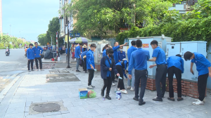 Thành Đoàn Hạ Long ra quân bóc xoá quảng cáo, rao vặt sai quy định