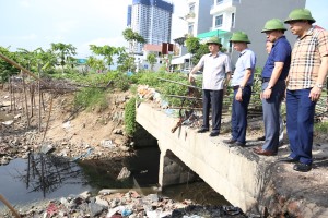 Đồng chí Bí thư Thành ủy kiểm tra hệ thống cống thoát nước tại phường Cao Xanh