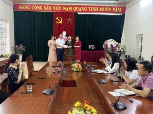 Doanh nghiệp trao quà hỗ trợ các em có hoàn cảnh khó khăn tham gia Kỳ thi tốt nghiệp THPT 2023