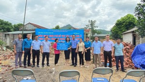 LĐLĐ thành phố bàn giao kinh phí hỗ trợ xây nhà cho hộ có hoàn cảnh khó khăn xã Bằng Cả