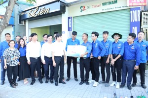 Trung ương đoàn thăm, động viên đoàn sinh viên tình nguyện tại Hạ Long