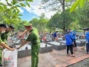 “Áo xanh” chỉnh trang khuôn viên Nghĩa trang liệt sĩ Việt Hưng