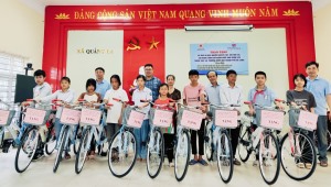 Trao tặng xe đạp và quà cho người khuyết tật, trẻ mồ côi tại TP Hạ Long