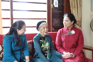 Chủ tịch Hội LHPN Việt Nam Hà Thị Nga thăm, tặng quà tại TP Hạ Long