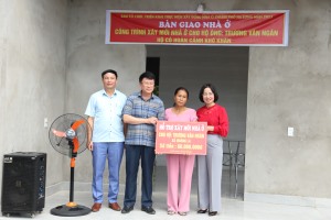 Trao hỗ trợ xây nhà cho hộ ông Trương Văn Ngân xã Quảng La