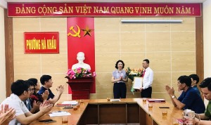 Trao Quyết định về công tác cán bộ tại phường Hà Khẩu