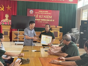 Thành phố khen thưởng cho gia đình Người có công tiêu biểu tích cực tham gia hiến đất xây dựng công trình phúc lợi xã hội trên địa bàn phường Cao Thắng.