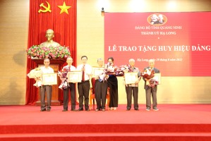Thành ủy Hạ Long: Trao tặng Huy hiệu Đảng đợt 2/9/2023
