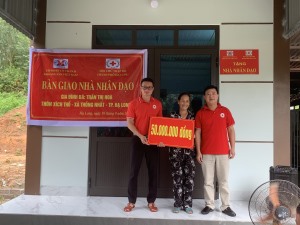 Bàn giao nhà nhân đạo cho hộ khó khăn