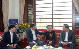 Phó Chủ tịch Quốc hội thăm, tặng quà Mẹ Việt Nam anh hùng tại TP Hạ Long
