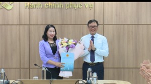  Trao Quyết định về việc điều động và bổ nhiệm Phó Giám đốc Trung tâm Hành chính công thành phố Hạ Long.