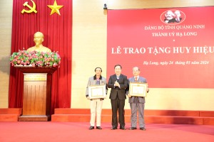 TP Hạ Long: Trao tặng Huy hiệu Đảng nhân dịp 3/2