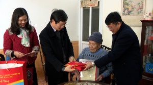 Lãnh đạo thành phố thăm, chúc Tết, tặng quà các đơn vị và các gia đình chính sách, người cao tuổi