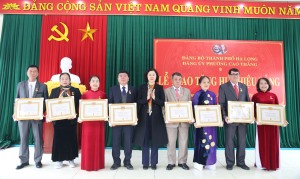 Phường Cao Thắng tổ chức trao tặng Huy hiệu Đảng đợt 3/2/2024