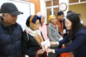 Ngân hàng Nông nhiệp và phát triển nông thôn Hoành Bồ thăm tặng quà tết cho các hộ khó khăn phường Hoành Bồ và các xã vùng cao.