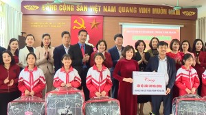 Công ty Cổ phần Nhiệt điện Quảng Ninh trao tặng chăn ấm mùa đông cho học sinh