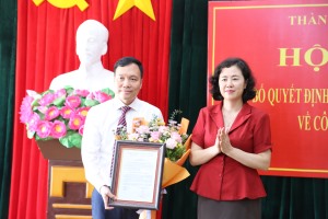 Trao quyết định về công tác cán bộ tại phường Hoành Bồ
