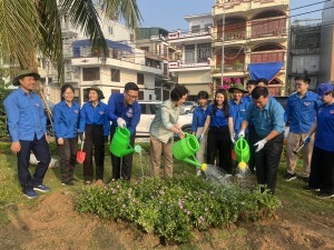 Thành đoàn Hạ Long: ra quân trồng hoa tại khu vực Hồ điều hoá Yết Kiêu 