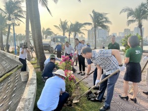 Phường Hùng Thắng phối hợp với Bim Group phát động trồng mới, bổ sung, thay thế  cây xanh, cây có hoa