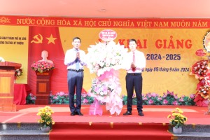 Đồng chí Nguyễn Tiến Dũng, Phó Bí thư Thành ủy, Chủ tịch UBND thành phố dự lễ khai giảng tại trường TH&THCS Kỳ Thượng