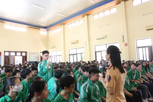 Trường THPT Hoành Bồ tổ chức chương trình ngoại khóa tuyên truyền về an toàn giao thông