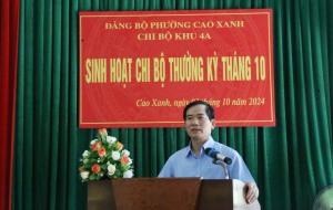 Đồng chí Vũ Quyết Tiến, Uỷ viên BTV Tỉnh uỷ, Bí thư Thành uỷ dự sinh hoạt chi bộ thường kỳ tháng 10 tại Chi bộ khu 4A, phường Cao Xanh