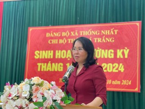 Đồng chí Trịnh Thị Minh Thanh, Phó Bí thư TT Tỉnh ủy dự sinh hoạt chi bộ tại thôn Đá Trắng, xã Thống Nhất