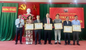 Đảng bộ phường Yết Kiêu, Trần Hưng Đạo trao tặng Huy hiệu Đảng đợt 7/11/2024