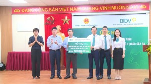 Ủy ban MTTQ thành phố Hạ Long và Ngân hàng TMCP Đầu tư và Phát triển Việt Nam trao hỗ trợ các hộ dân bị thiệt hại do Bão số 3 (Yagi)