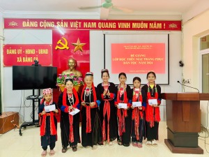 Bế giảng lớp học thêu may trang phục dân tộc Dao năm 2024