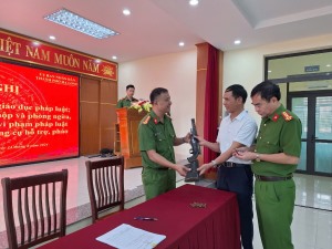 Hạ Long tích cực vận động nhân dân giao nộp vũ khí, vật liệu nổ