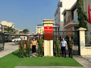 Tổ chức gắn biển “Công an phường kiểu mẫu về an ninh, trật tự và văn minh đô thị” đối với Công an phường Hồng Hải