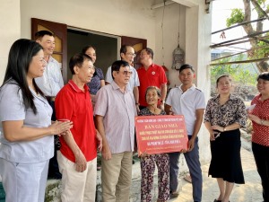 Phường Trần Hưng Đạo bàn giao nhà ở sửa chữa sau bão cho hộ có hoàn cảnh khó khăn