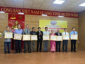 Đảng bộ phường Hồng Hà tổ chức lễ trao huy hiệu Đảng đợt 7/11/2024