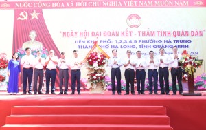 Đồng chí Vũ Quyết Tiến, Ủy viên BTV Tỉnh ủy, Bí thư Thành ủy Hạ Long, dự ngày hội đại đoàn kết phường Hà Trung