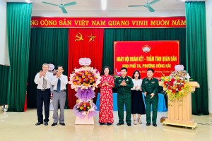 Đồng chí Vũ Thị Mai Anh, Phó Bí thư TT Thành ủy, Chủ tịch HĐND Thành phố dự ngày hội Đại đoàn kết tại khu phố 7A, phường Hồng Hải