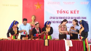 Bế giảng lớp đào tạo nghề thêu thổ cẩm cho lao động xã Kỳ Thượng