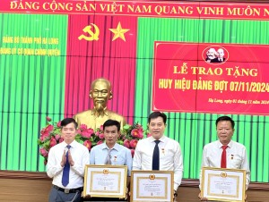 Đảng ủy Cơ quan chính quyền Thành phố trao Huy hiệu Đảng đợt 7/11/2024