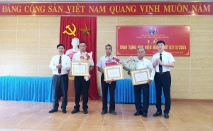 Đảng bộ phường Hà Khẩu tổ chức lễ trao Huy hiệu Đảng đợt 07/11