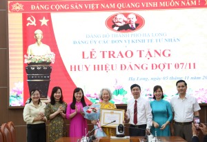 Đảng uỷ các đơn vị kinh tế tư nhân trao tặng Huy hiệu Đảng đợt 07/11.