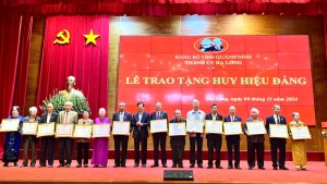Ban Thường vụ Thành ủy Hạ Long tổ chức Lễ trao Huy hiệu Đảng cho 41 đồng chí đảng viên, đợt 7/11/2024