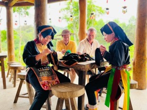 Người Dao xã vùng cao Kỳ Thượng làm du lịch 