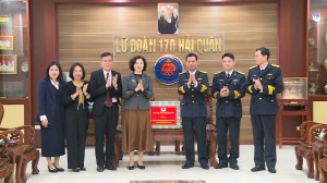 Đồng chí Vũ Thị Mai Anh, Phó Bí thư TT Thành uỷ, Chủ tịch HĐND Thành phố thăm chúc mừng mẹ VNAH và Lữ đoàn 170 nhân ngày Quân đội nhân dân Việt Nam 22/12